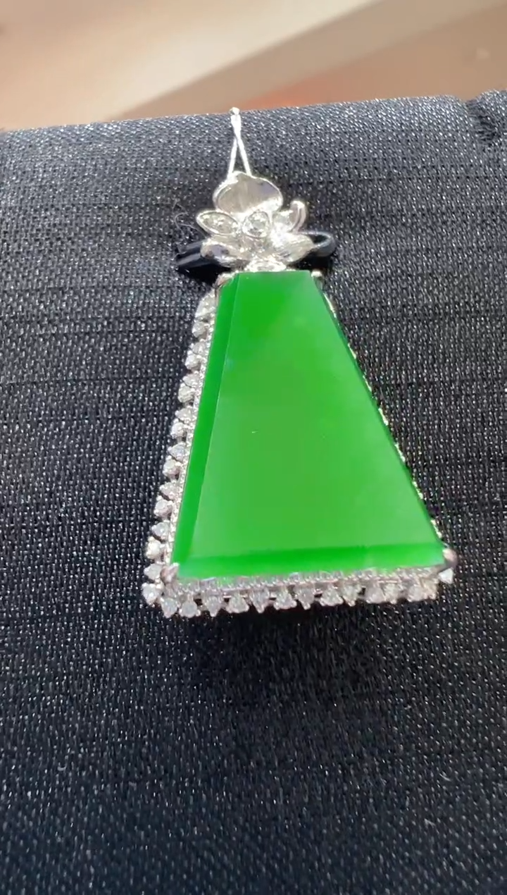 【闪购商品】翡翠吊坠(不含链)18K金镶嵌             