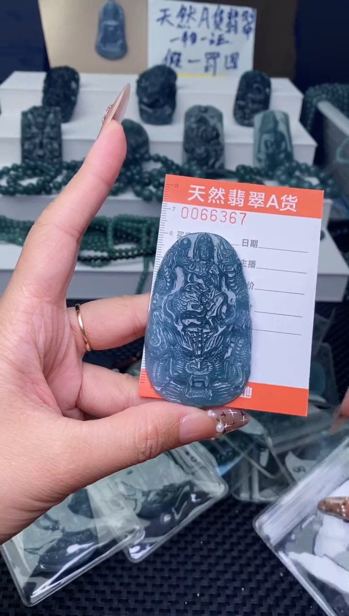 翡翠未镶嵌颈饰···············