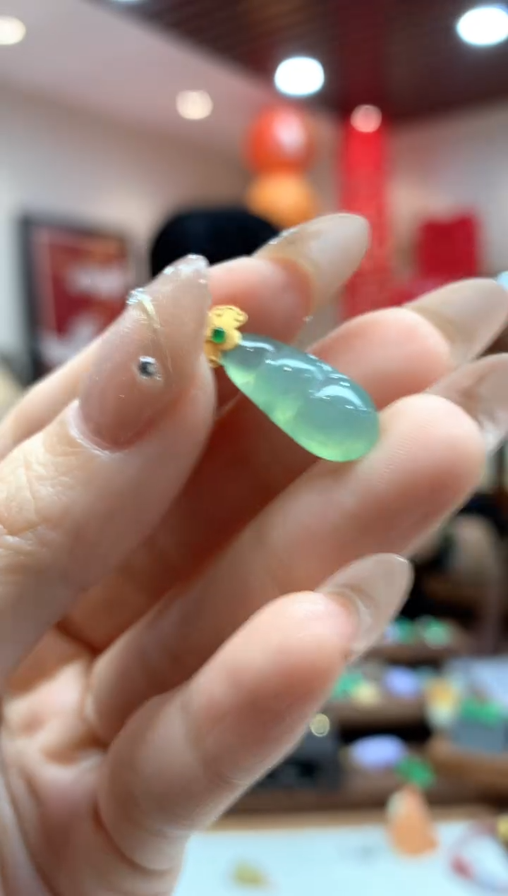 【闪购商品】翡翠吊坠(不含链)18K金镶嵌豆子