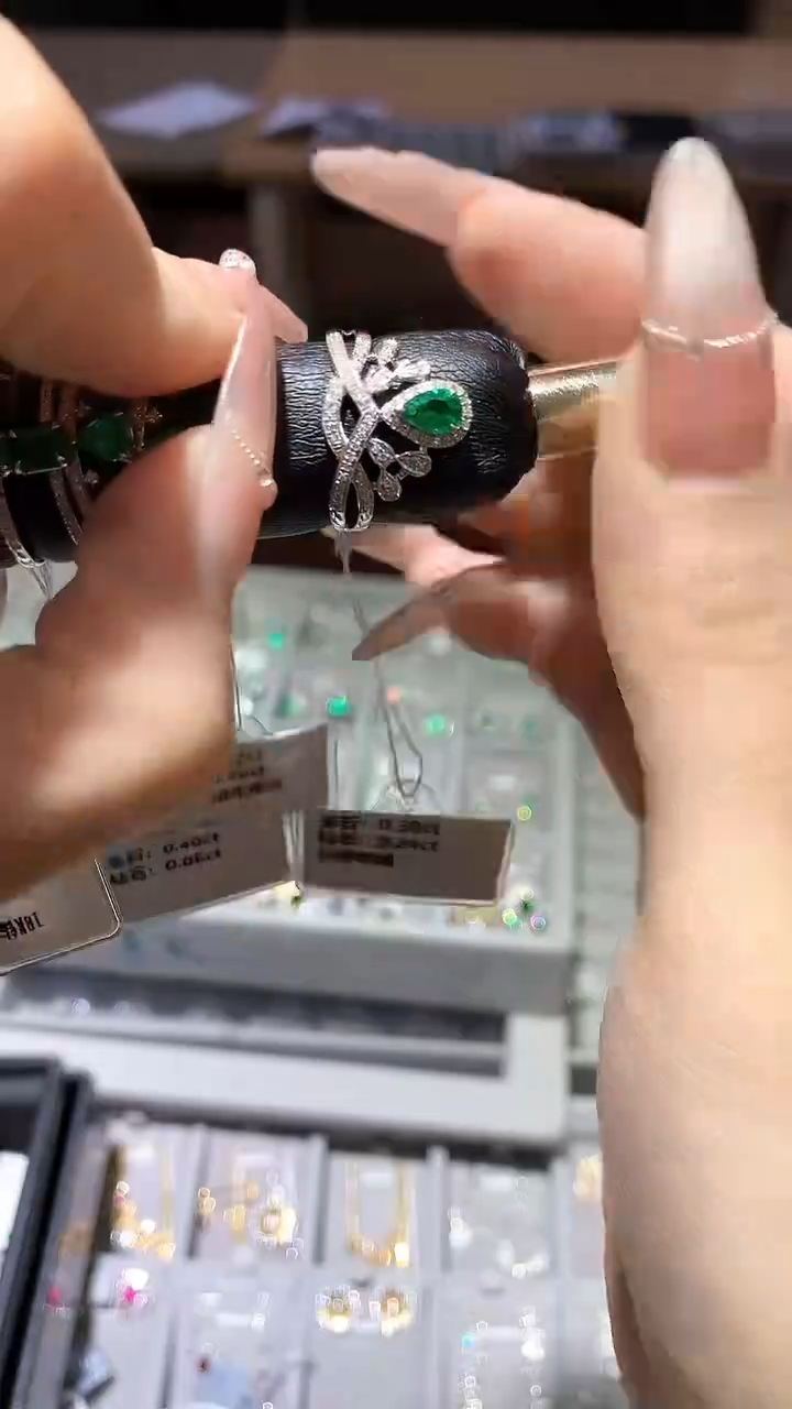 【闪购商品】祖母绿戒指18K金镶嵌戒指