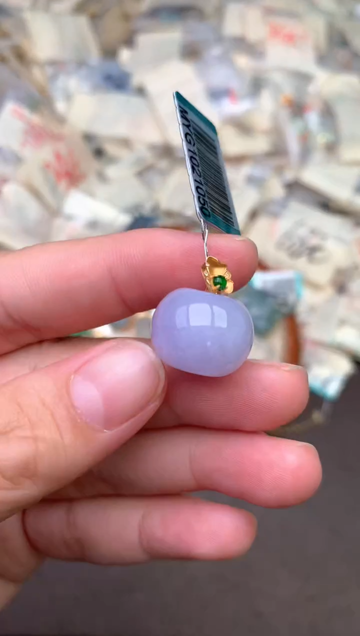 18K金镶嵌挂件翡翠— 