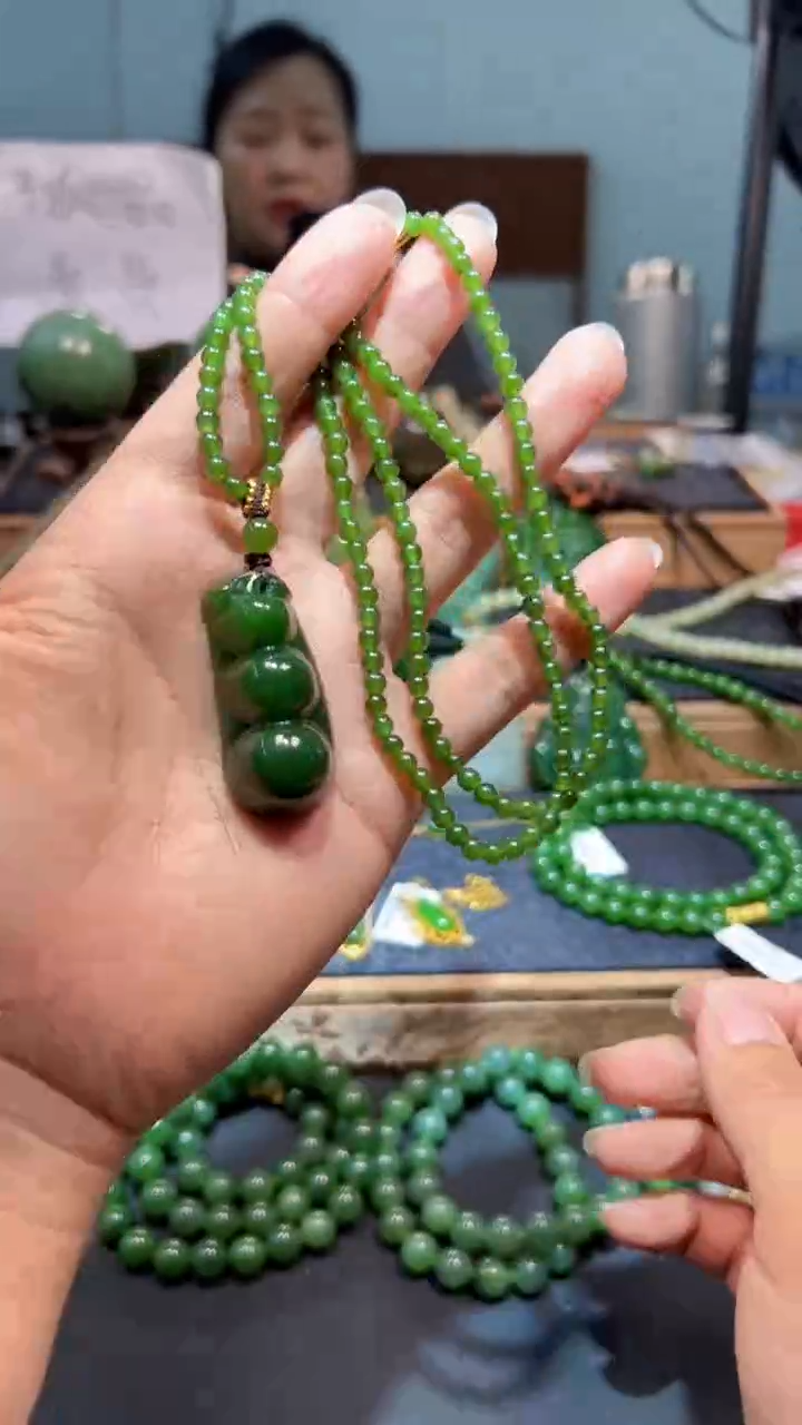 颈饰未镶嵌和田玉（碧玉）1