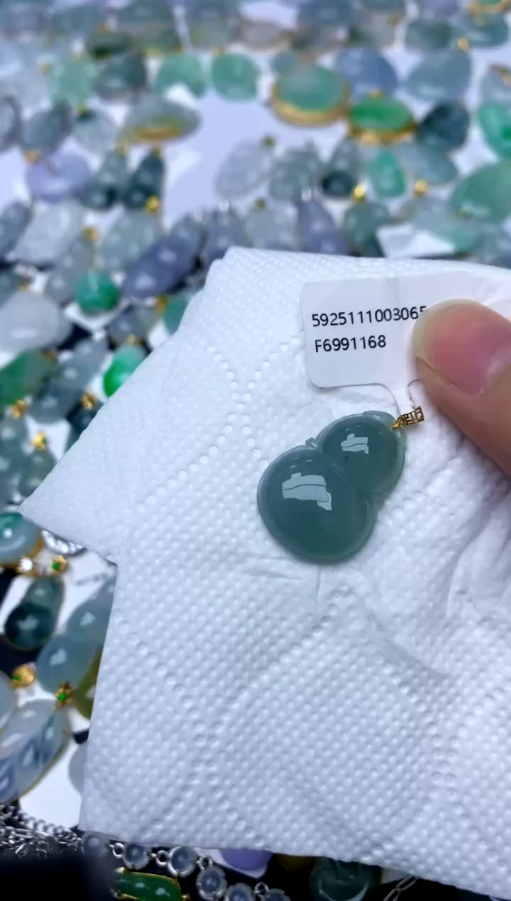 颈饰18K金镶嵌翡翠天然A货翡翠