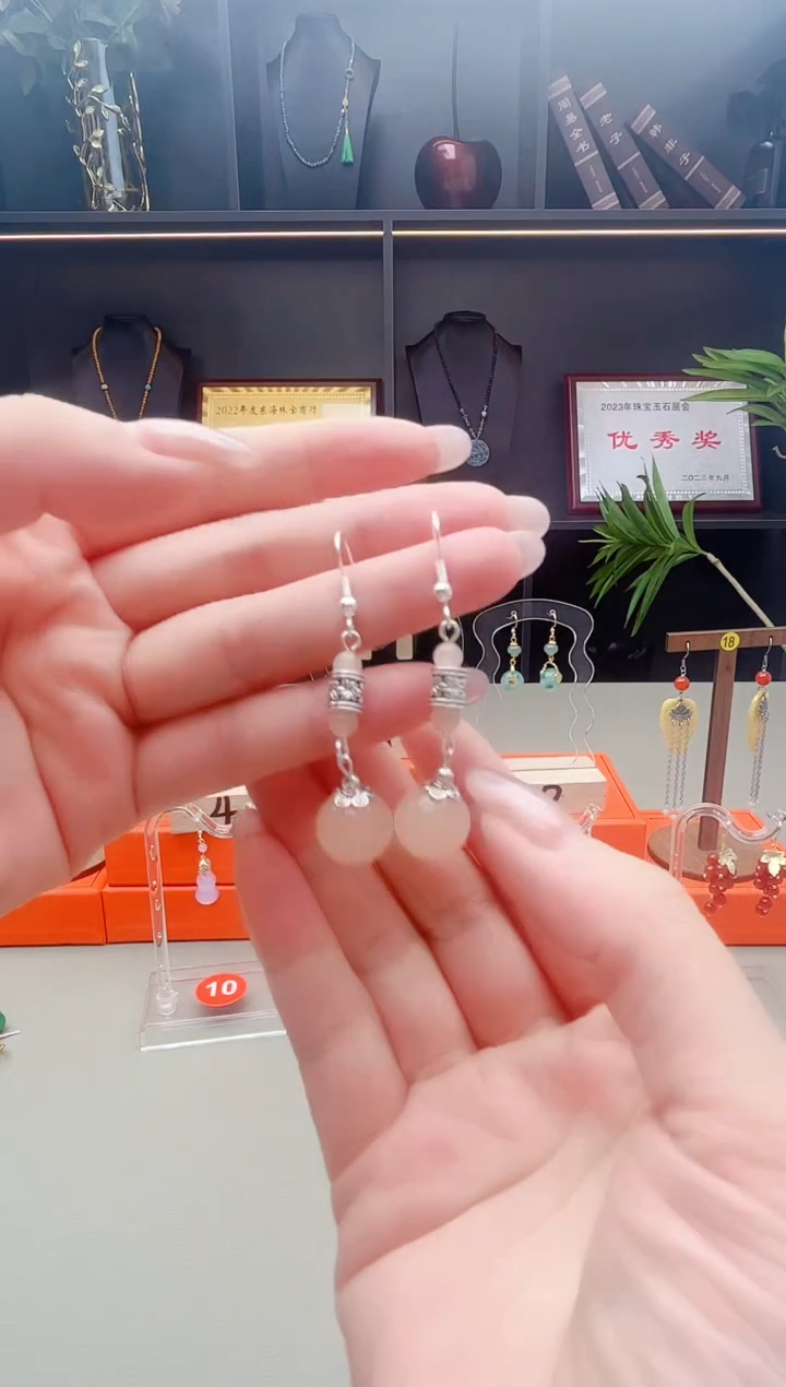 未镶嵌石英质玉（天山翠）耳钉338