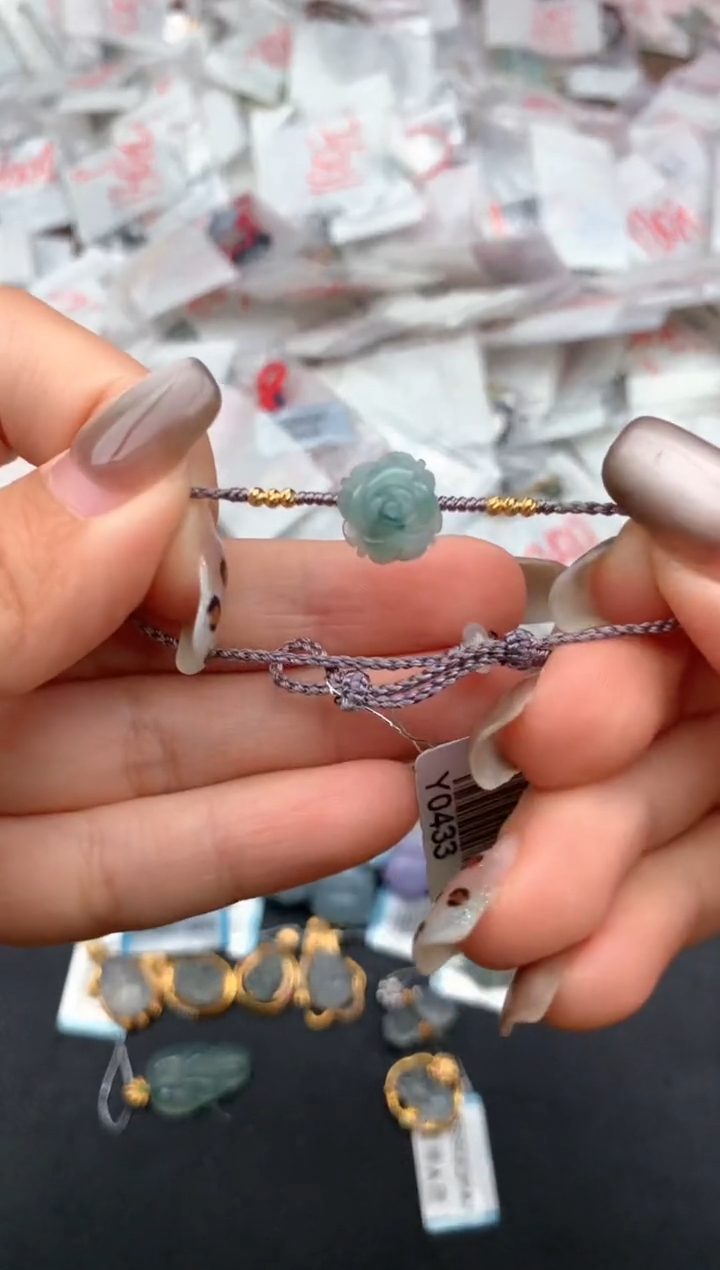 18K金镶嵌挂件翡翠一