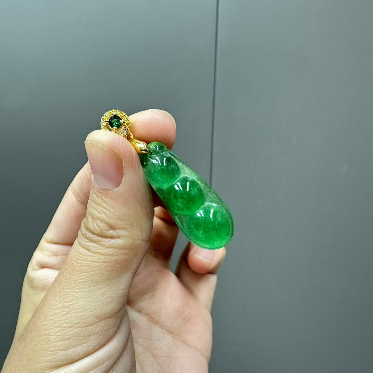翡翠14k太阳花扣头辣绿四季豆吊坠