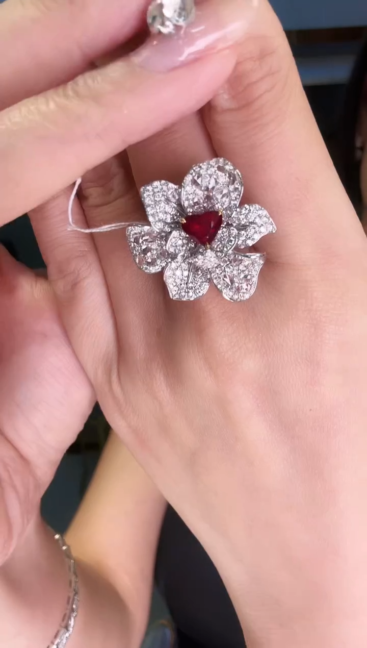 18K金镶嵌戒指红宝石1.02ct