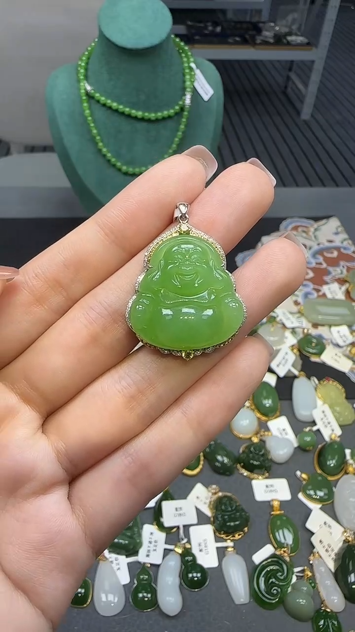 18K金镶嵌和田玉挂件1