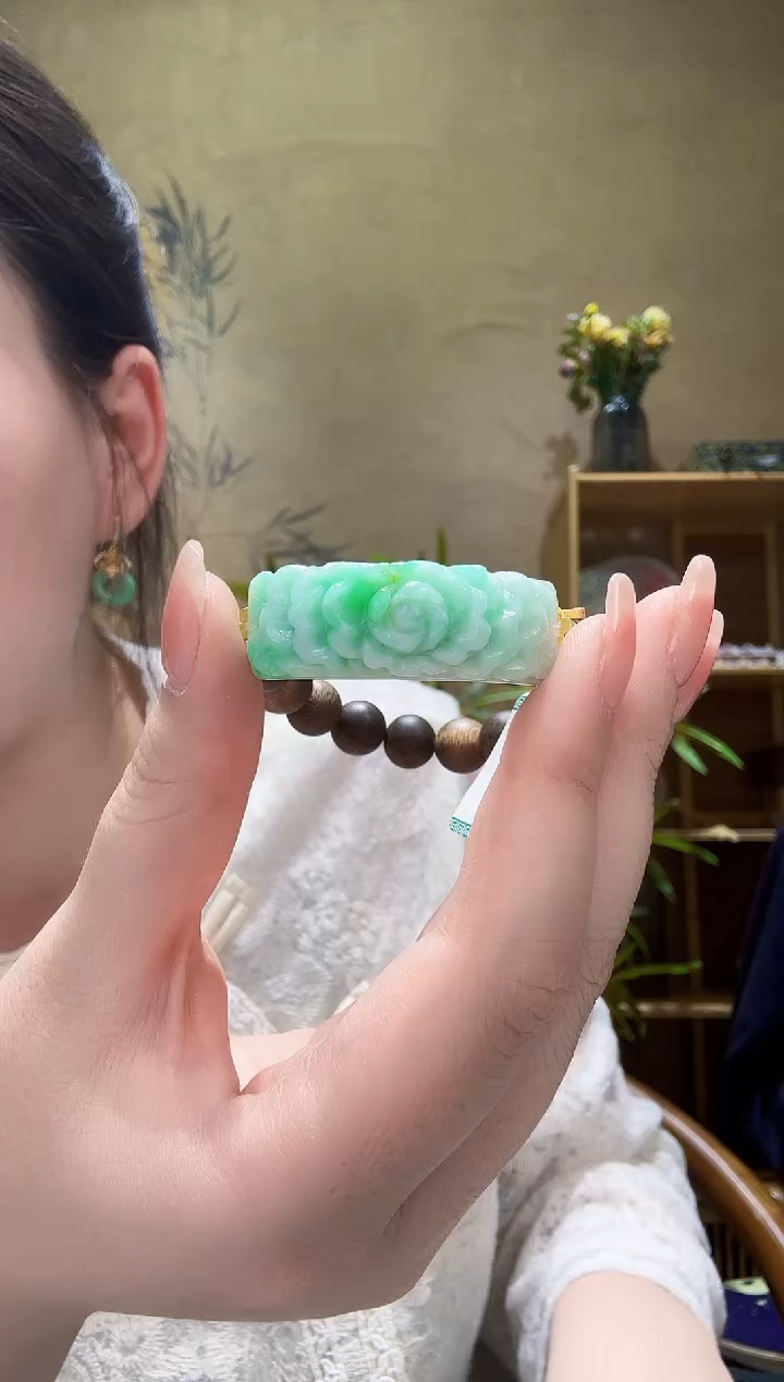 翡翠未镶嵌颈饰手牌