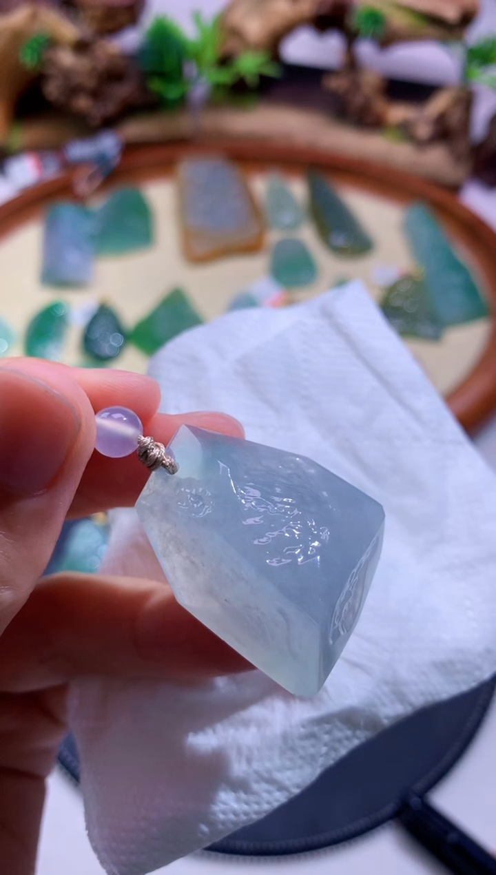 翡翠未镶嵌颈饰        