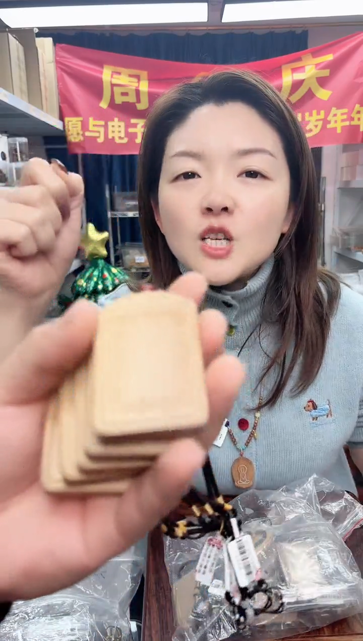 檀香木老山檀红又红雕刻牌牌吊坠