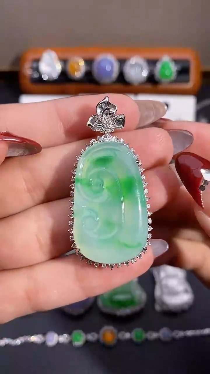 【闪购商品】翡翠颈饰18K金镶嵌吊坠