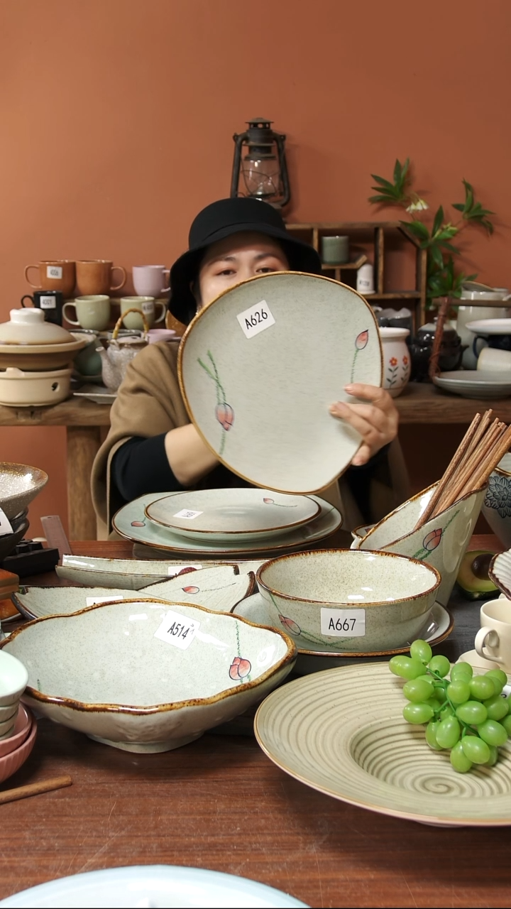 陶瓷A626陶瓷荷花三角盘一个微瑕26*2