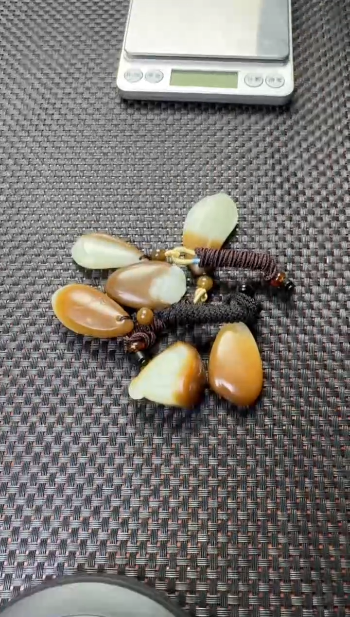 吊坠(赠链)未镶嵌和田玉和田玉吊坠