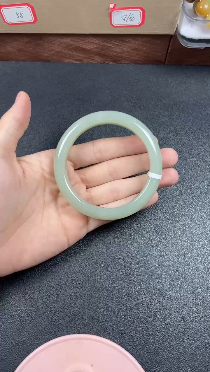 和田玉手镯未镶嵌且末微色差近矿60手镯