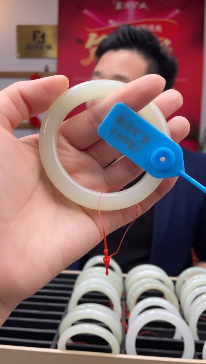 【闪购商品】和田玉手镯未镶嵌翠胶猫 Z6987 圈口55-56