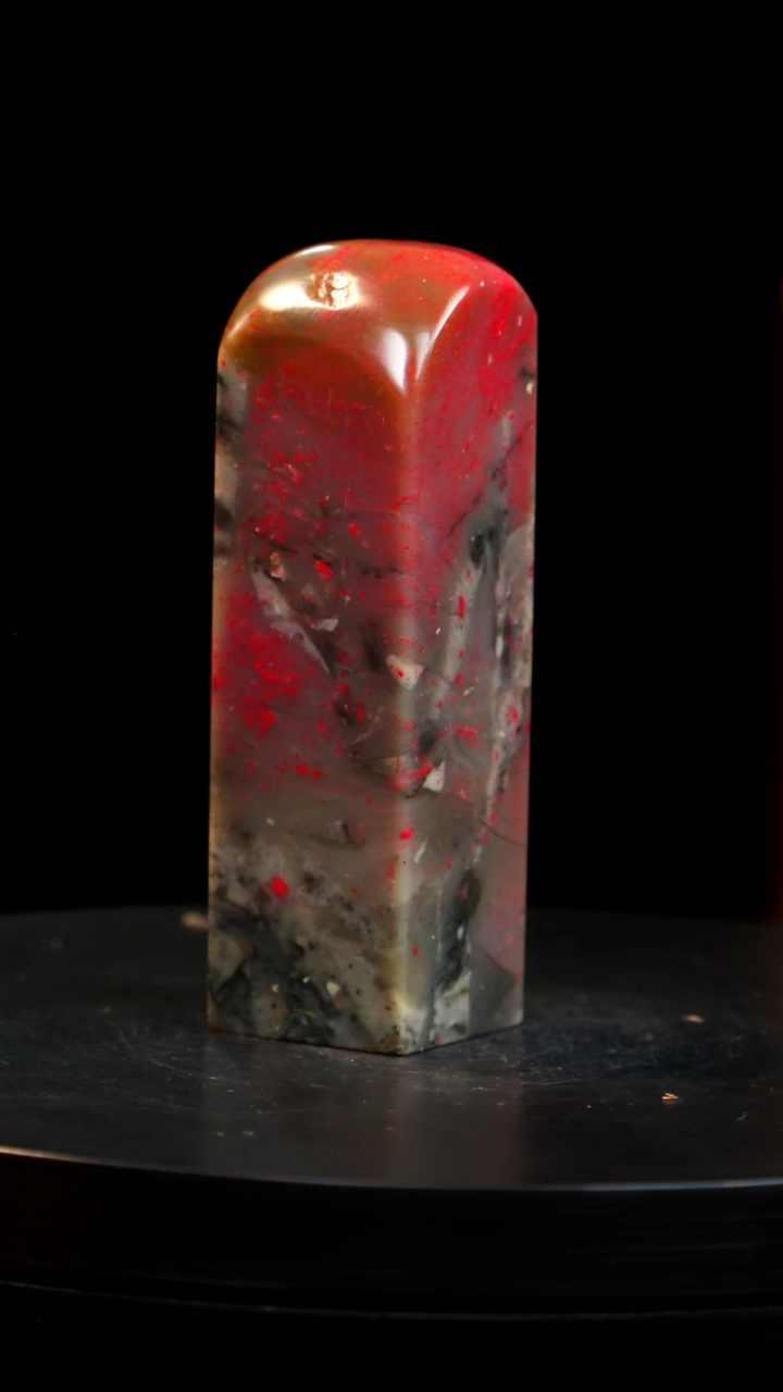 鸡血石牛角冻鸡血石