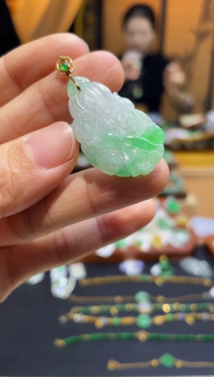 颈饰18K金镶嵌翡翠白菜