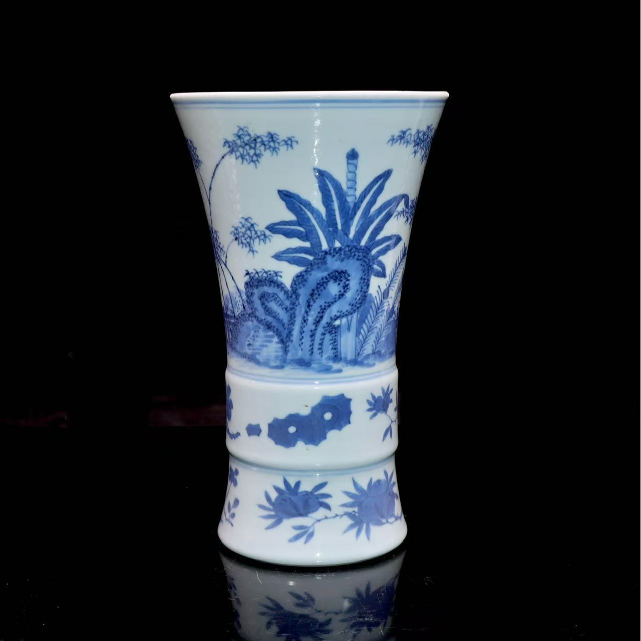 57:清晚期青花蕉叶纹翠竹花觚