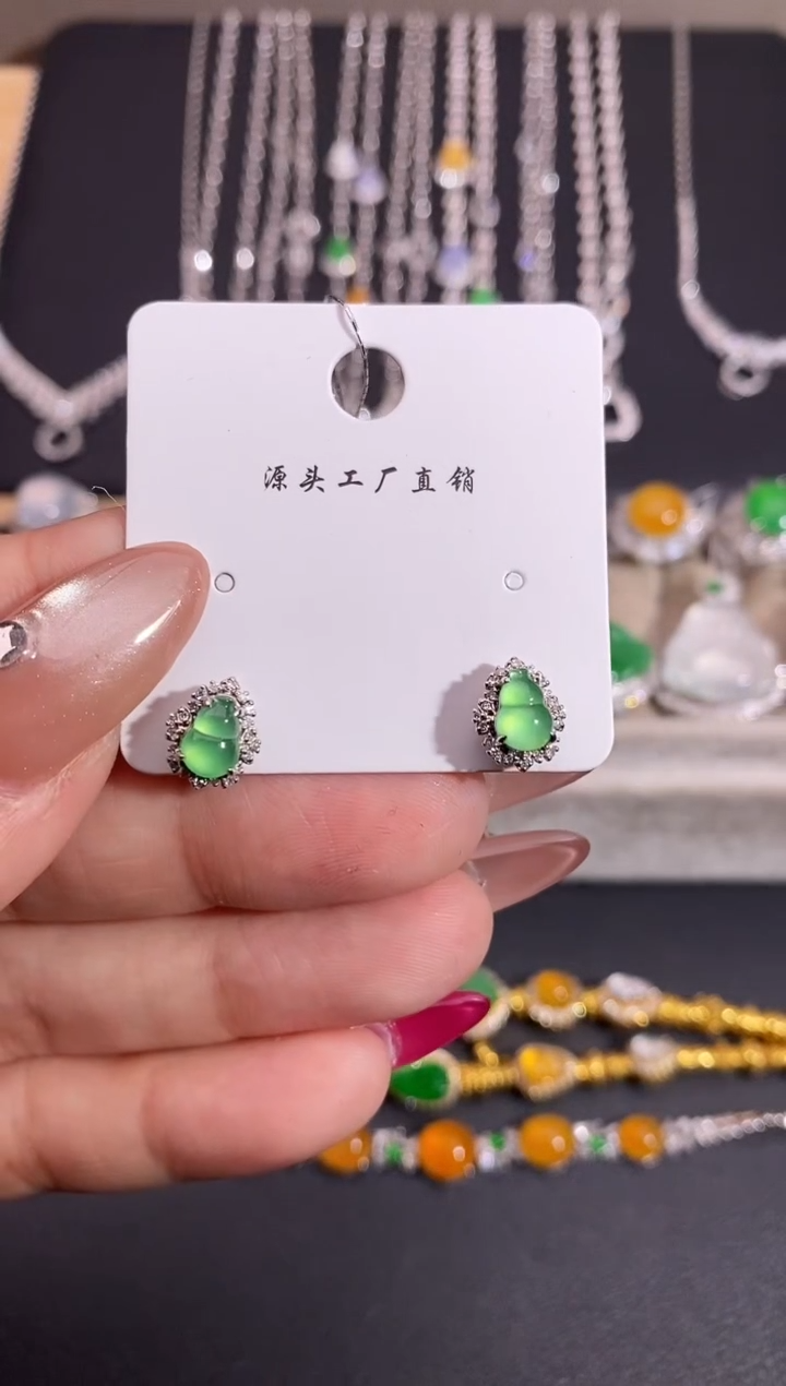 颈饰18K金镶嵌翡翠耳饰