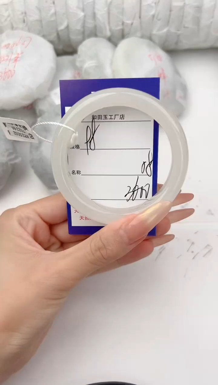 和田玉手镯未镶嵌98颜色微差无瑕疵