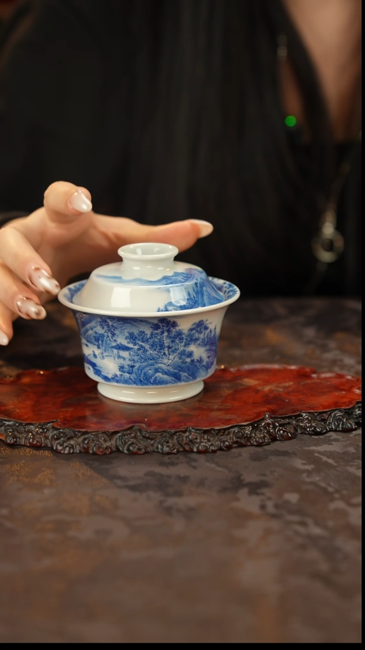 青花手绘山水瀑布盖碗