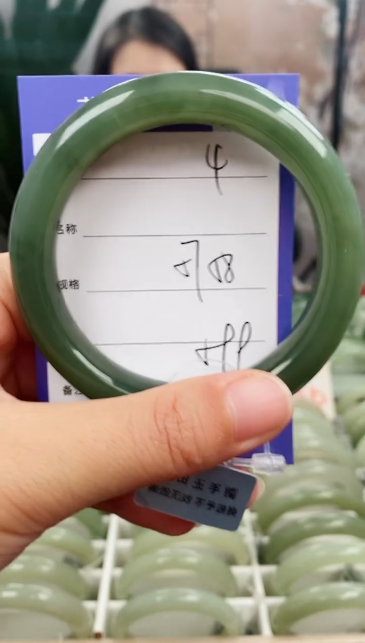 未镶嵌手镯和田玉微色差4