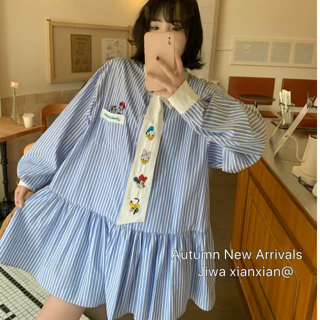 【钱呼呼】2025秋季新款可爱卡通贴布刺绣设计飘带款宽松条纹衬衫裙