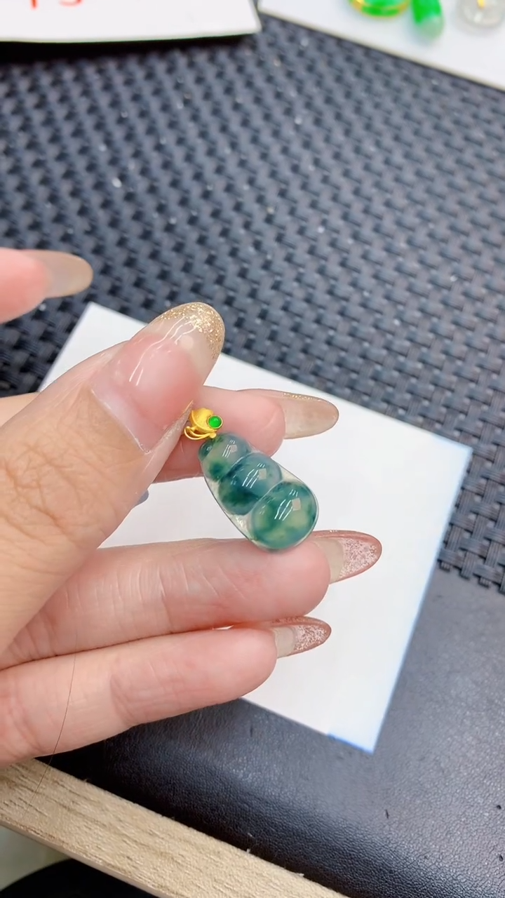 翡翠18K金镶嵌颈饰             8