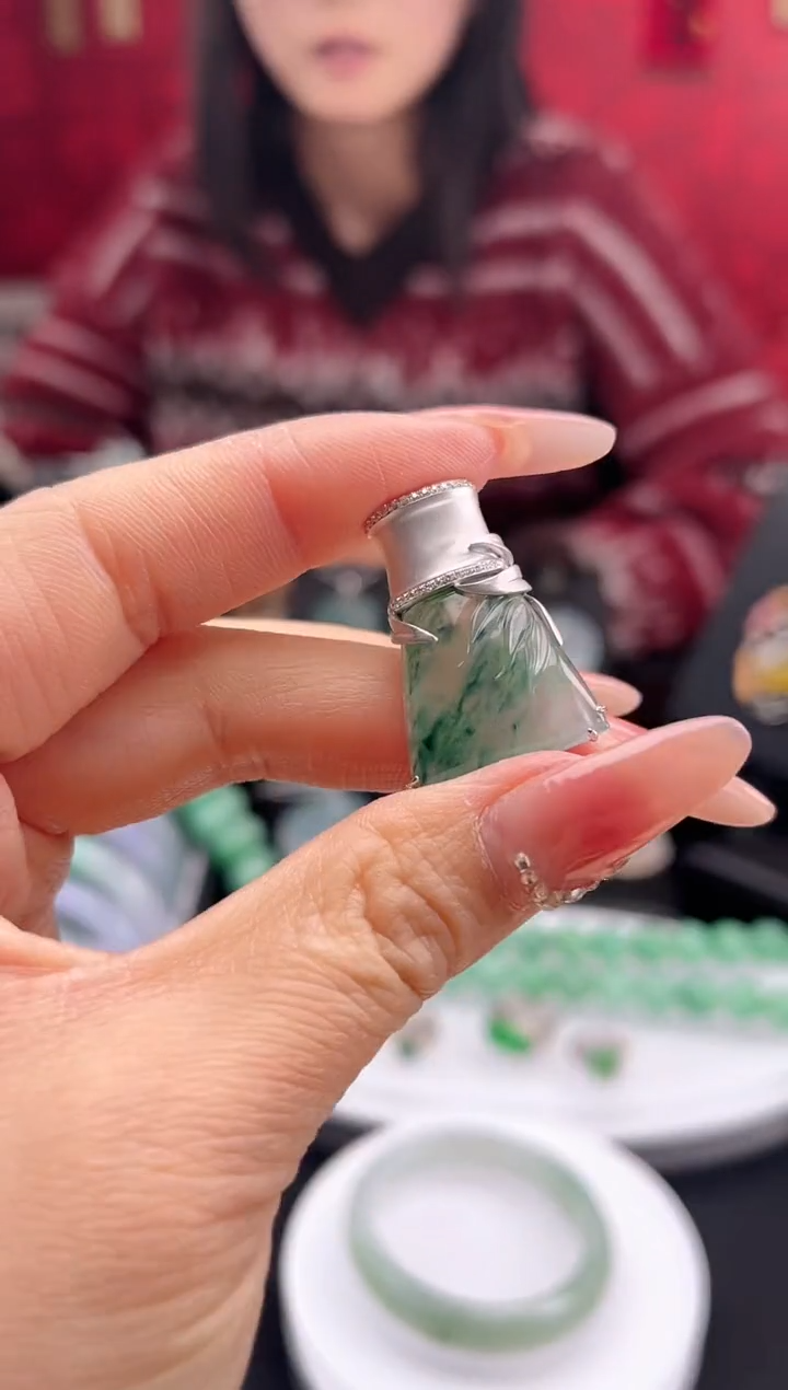 【闪购商品】翡翠颈饰18K金镶嵌吊坠