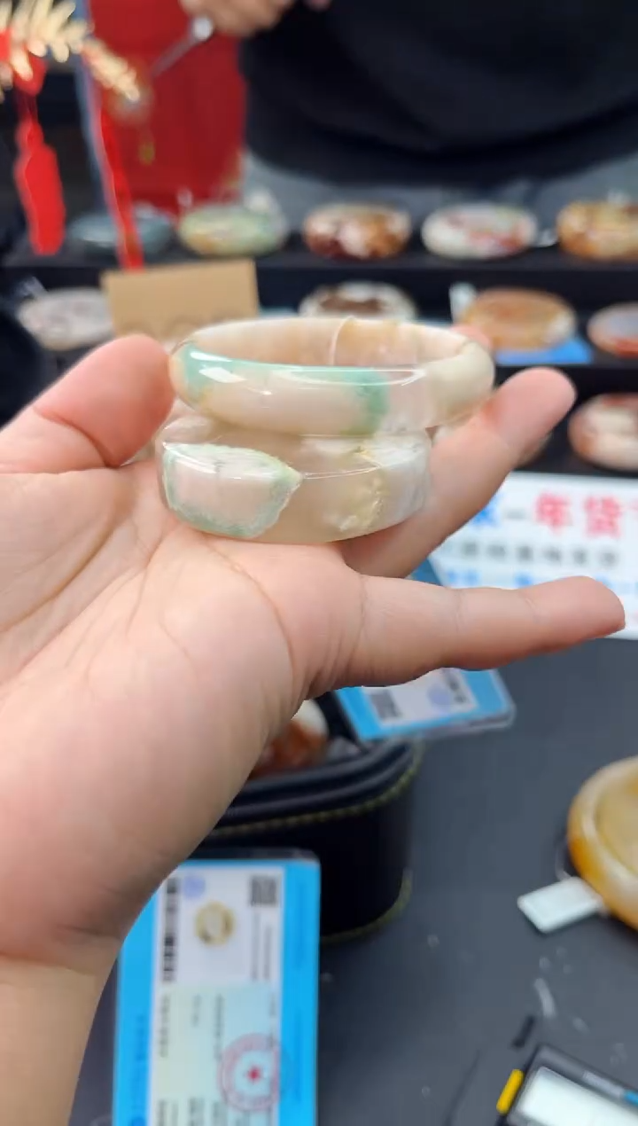 【闪购商品】石英质玉手镯未镶嵌赠送镯心（52圈口）