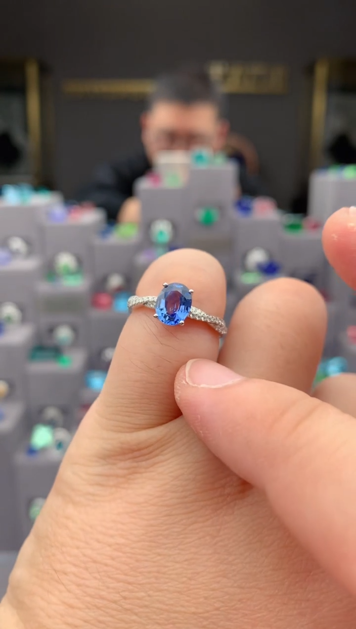 【闪购商品】蓝宝石戒指18K金镶嵌1.3ct 矢车菊蓝宝石戒指