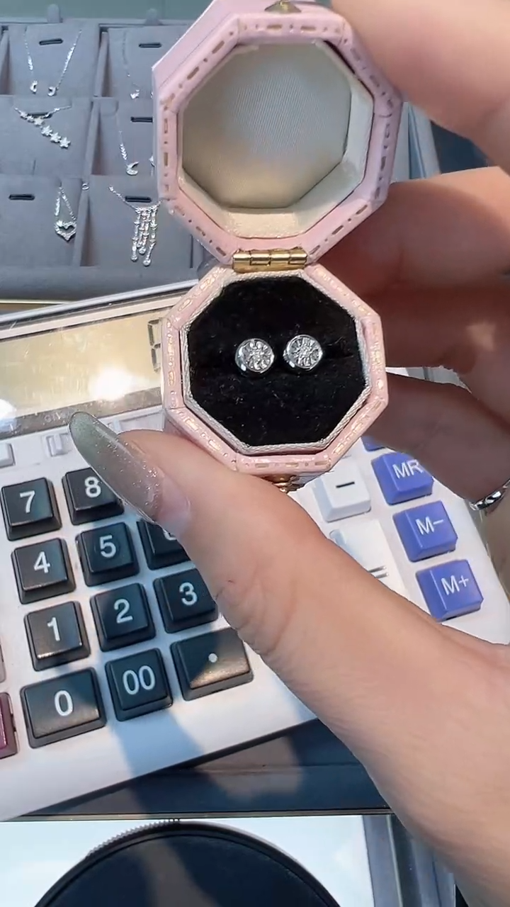 【闪购商品】钻石耳饰18K金镶嵌耳钉