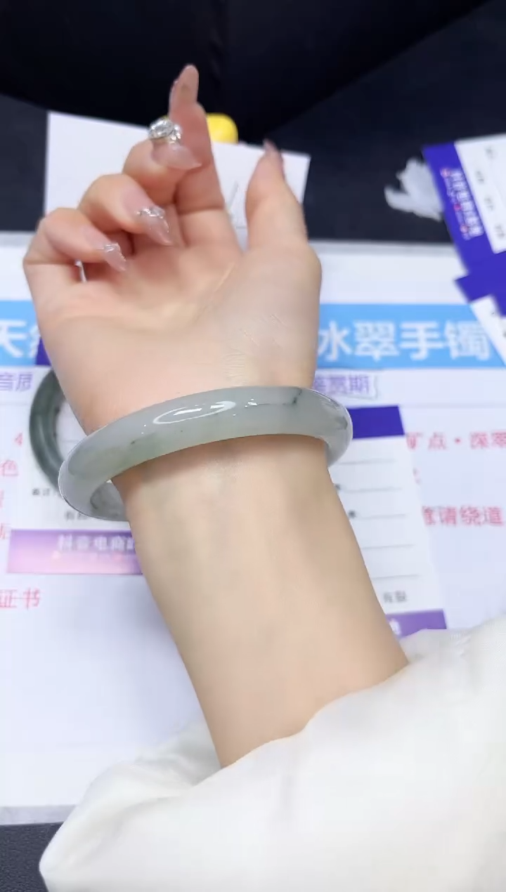 【闪购商品】石英质玉手镯未镶嵌220