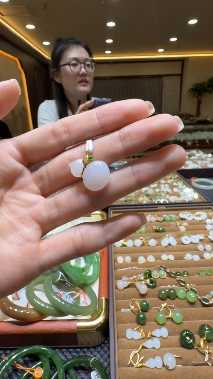 颈饰18K金镶嵌和田玉挂件