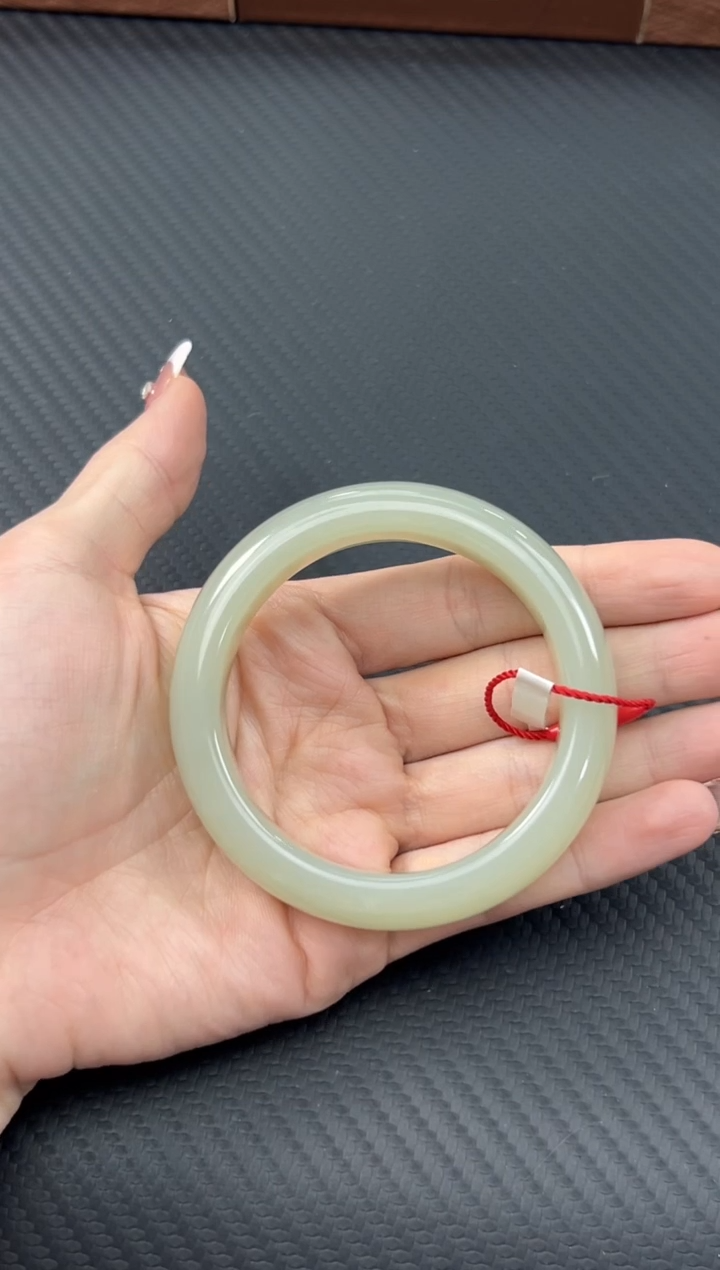 【闪购商品】和田玉手镯未镶嵌且末微色差近矿55+手镯