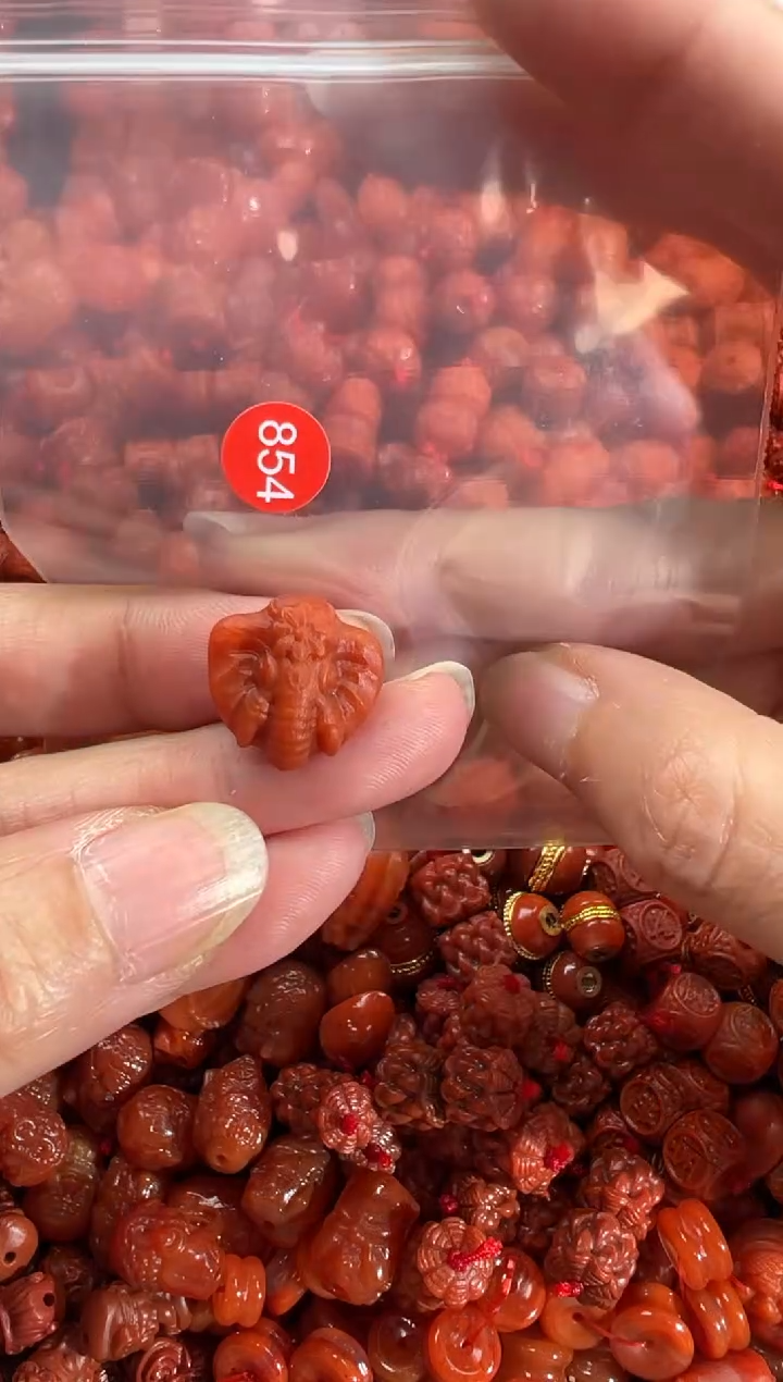 南红玛瑙未镶嵌颈饰1