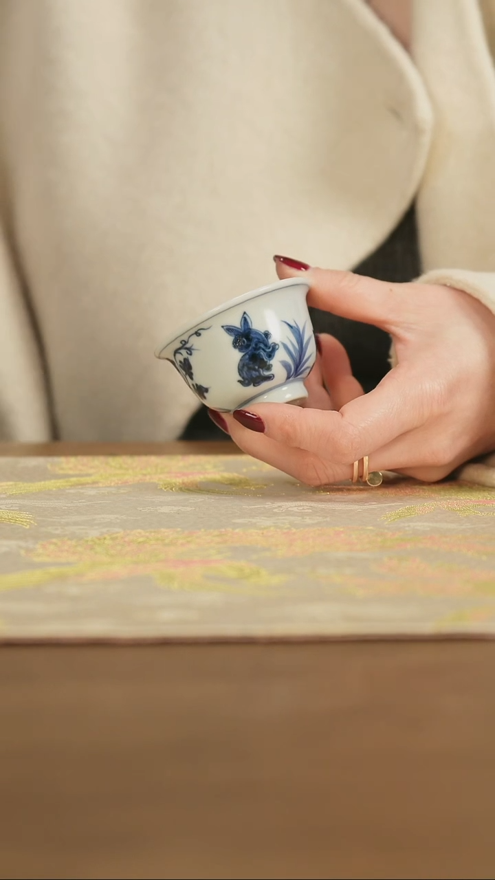 【闪购商品】景德镇手工青花兔子迷你小压手杯