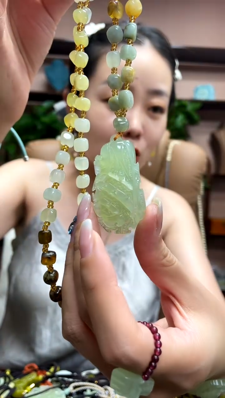 岫玉未镶嵌颈饰·