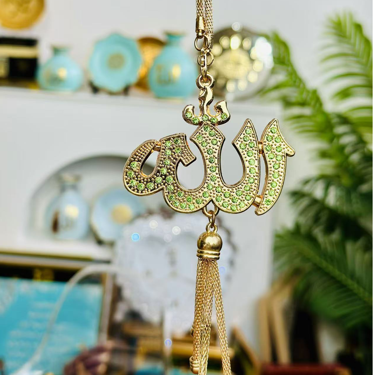 浅绿色金属车载挂件