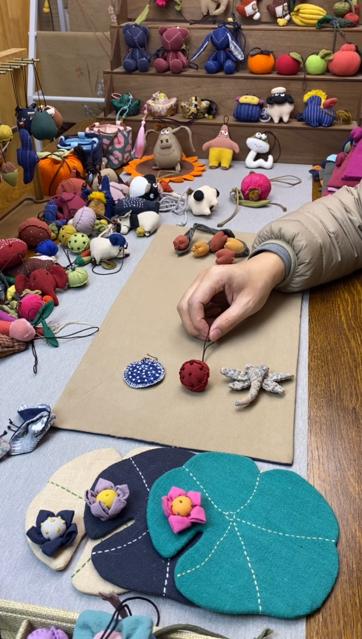 幸**～土布小圆点耳环+蜻蜓胸针+红色小莲蓬手机挂