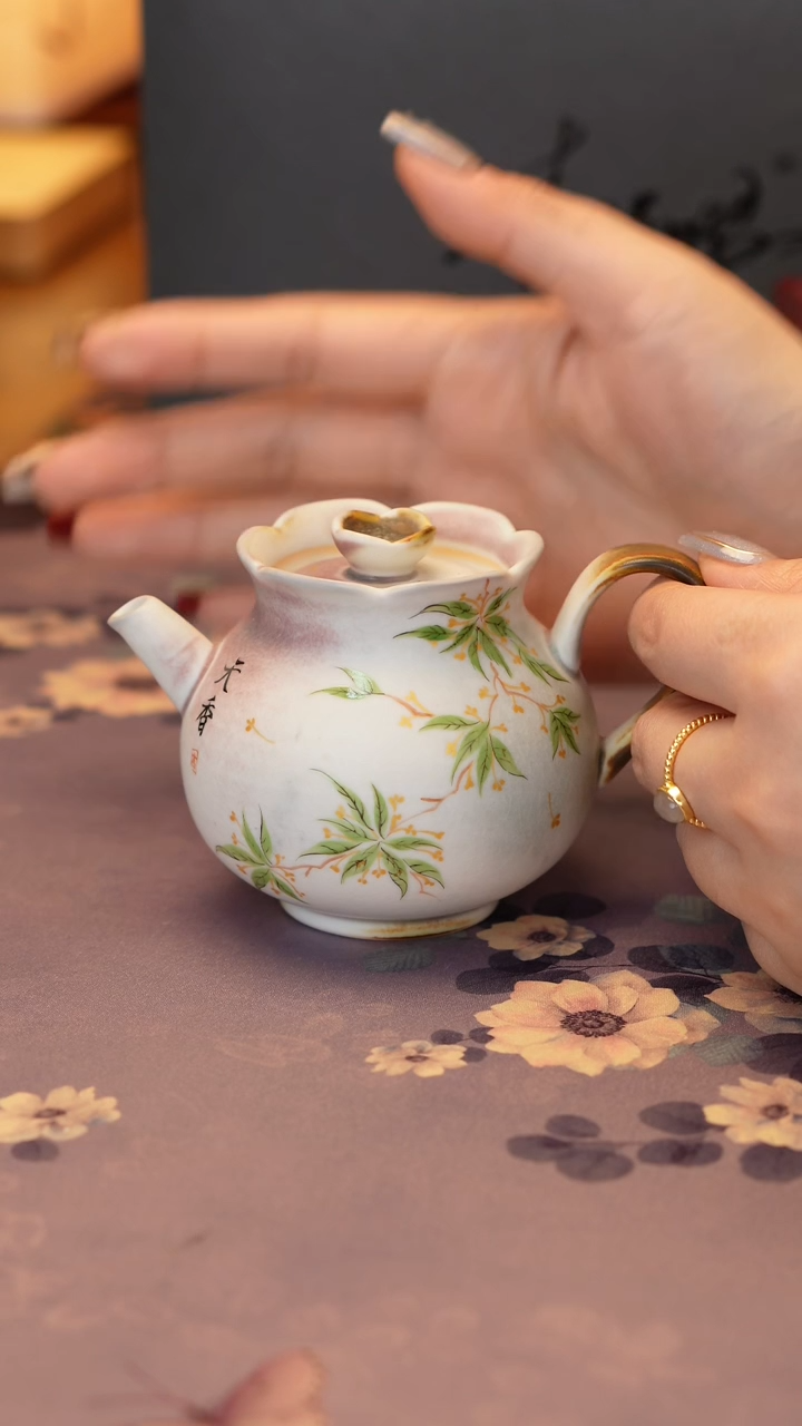 【闪购商品】天香花口壶·····