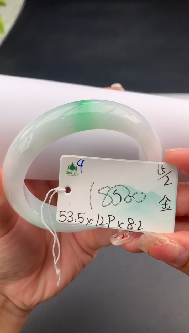 【闪购商品】翡翠手镯未镶嵌 #情人节#送礼，下单联系客服核对地址~