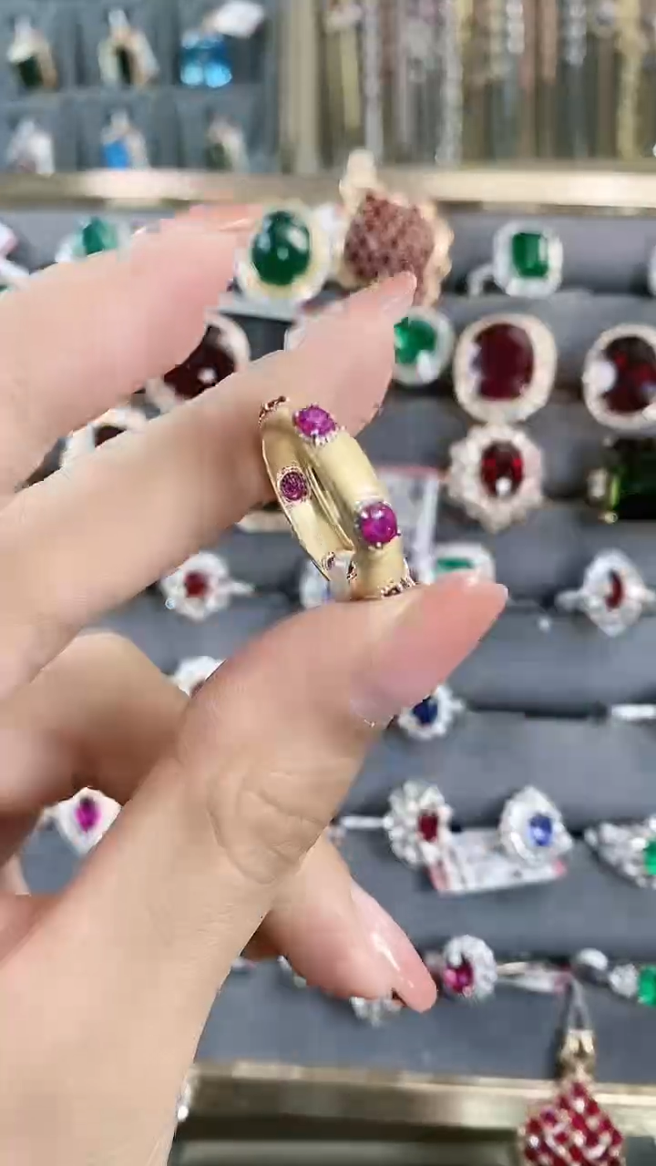 【闪购商品】红宝石戒指18K金镶嵌18K金镶嵌红宝石戒指