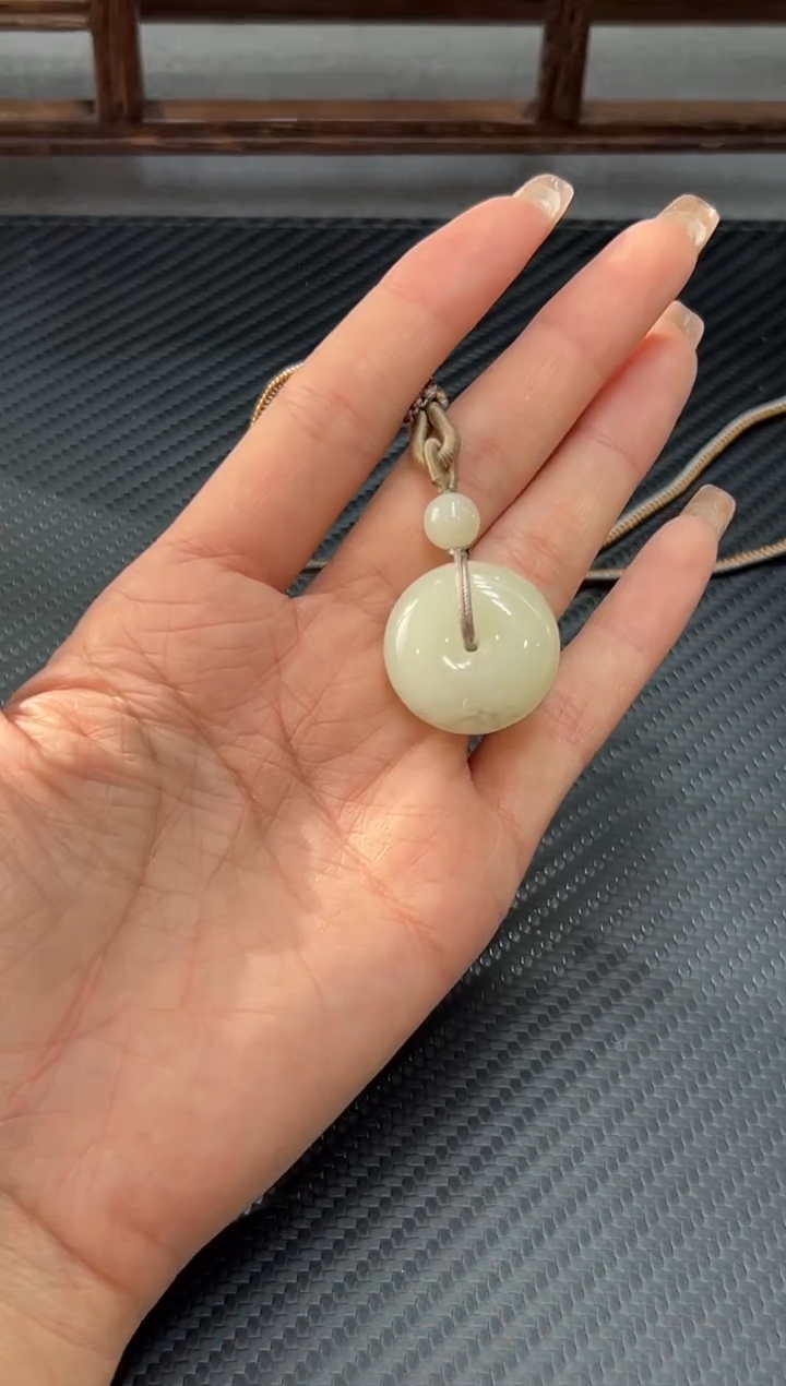 吊坠(赠链)未镶嵌和田玉黑山微色差平安扣