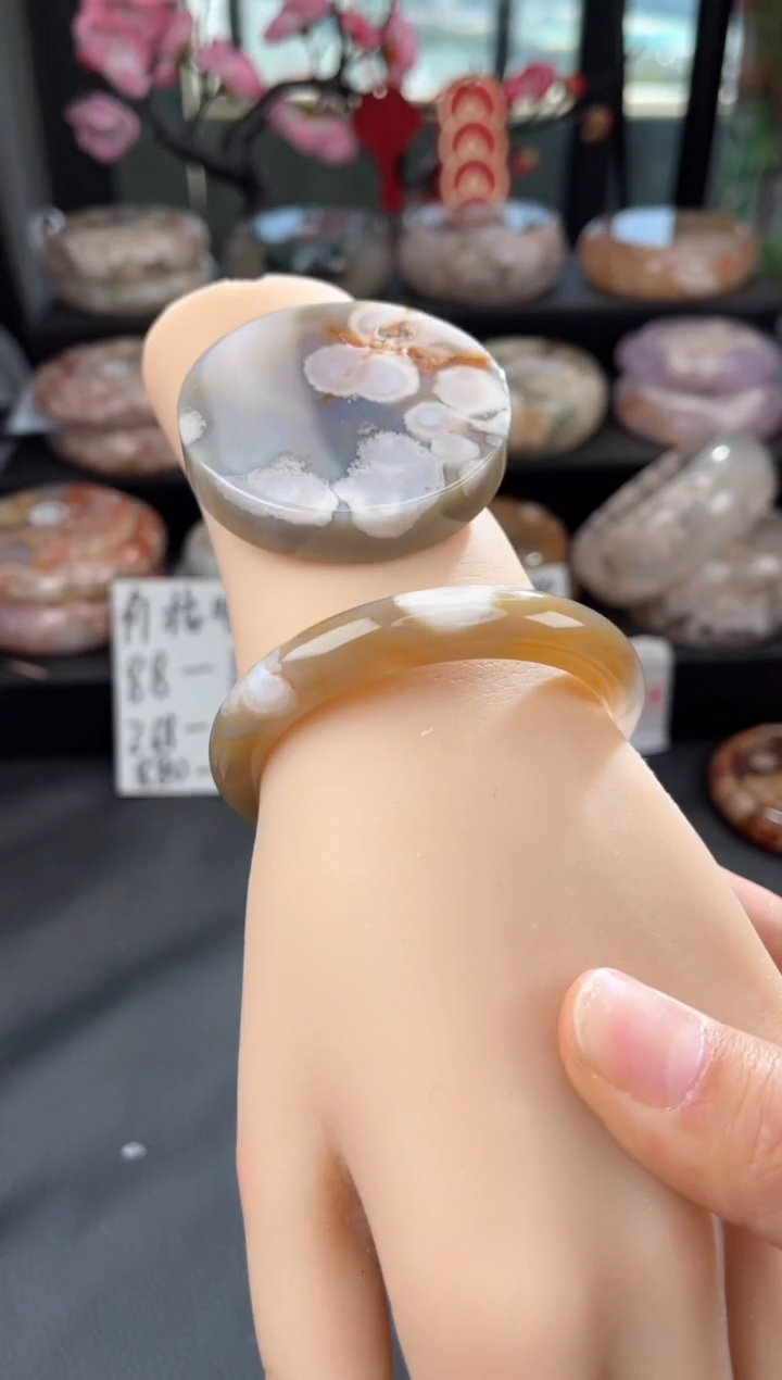 【闪购商品】石英质玉手镯未镶嵌54