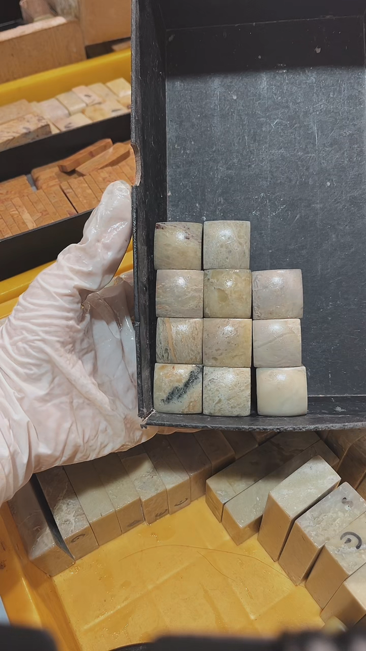 老挝石青****城瑕疵不规则章带雕钮
