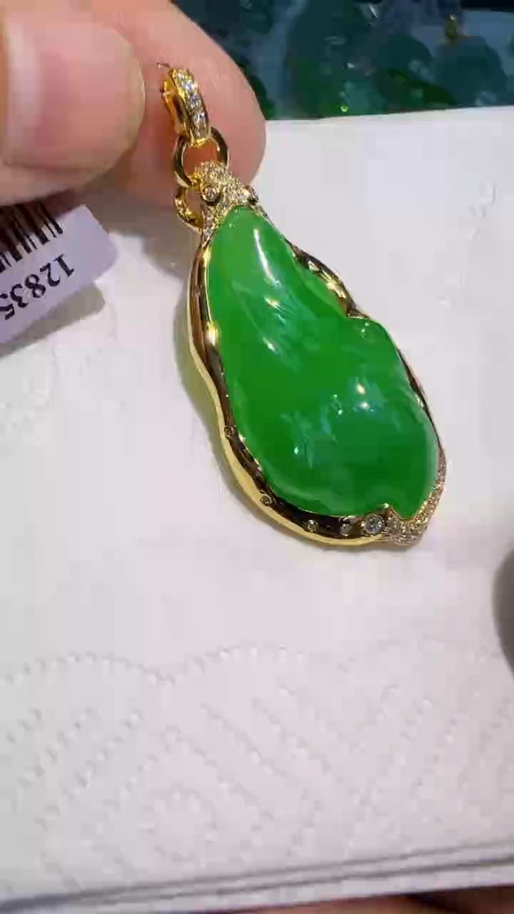 颈饰18K金镶嵌翡翠吊坠