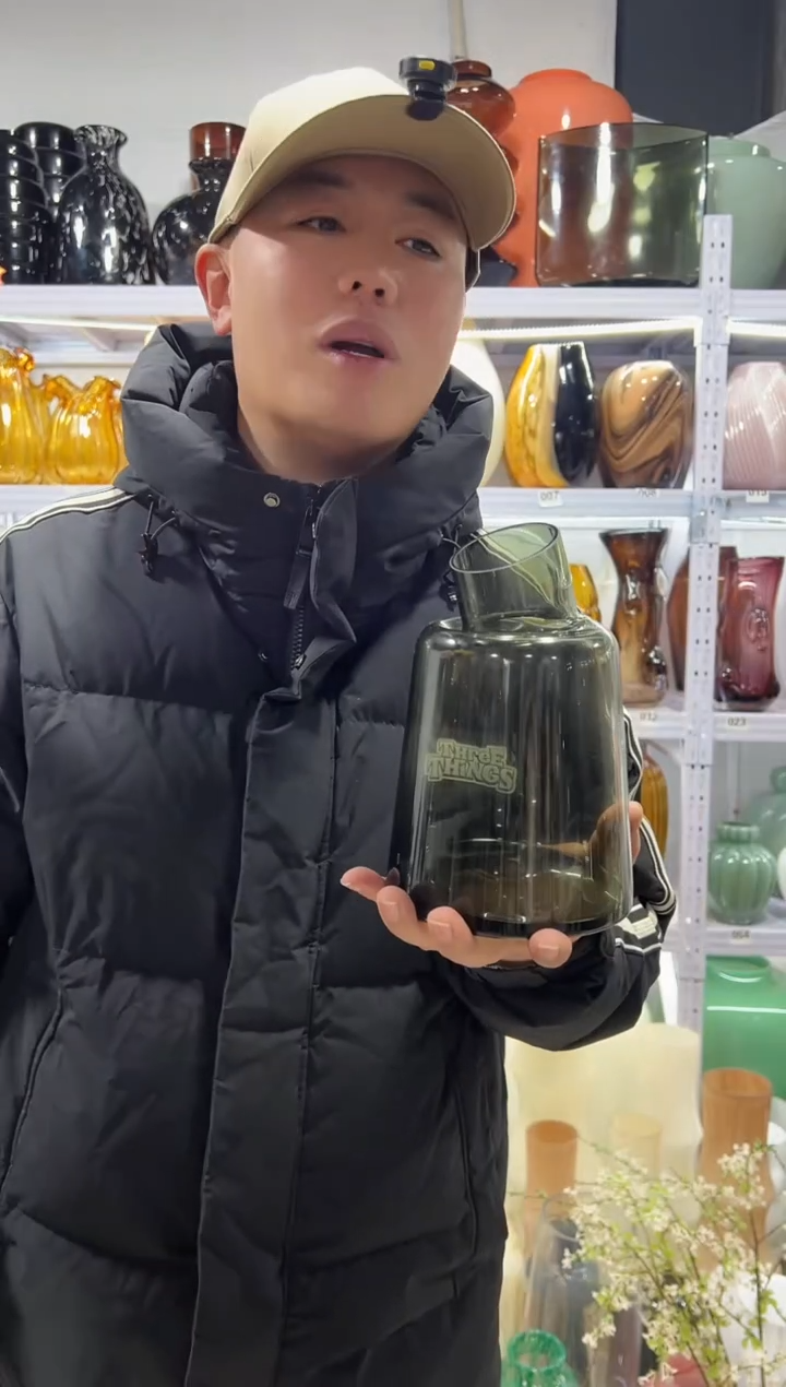 歪脖花瓶微瑕介意勿拍..........