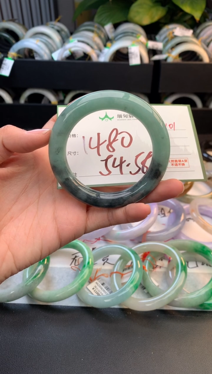 未镶嵌定制翡翠毛货需精细抛光+多人